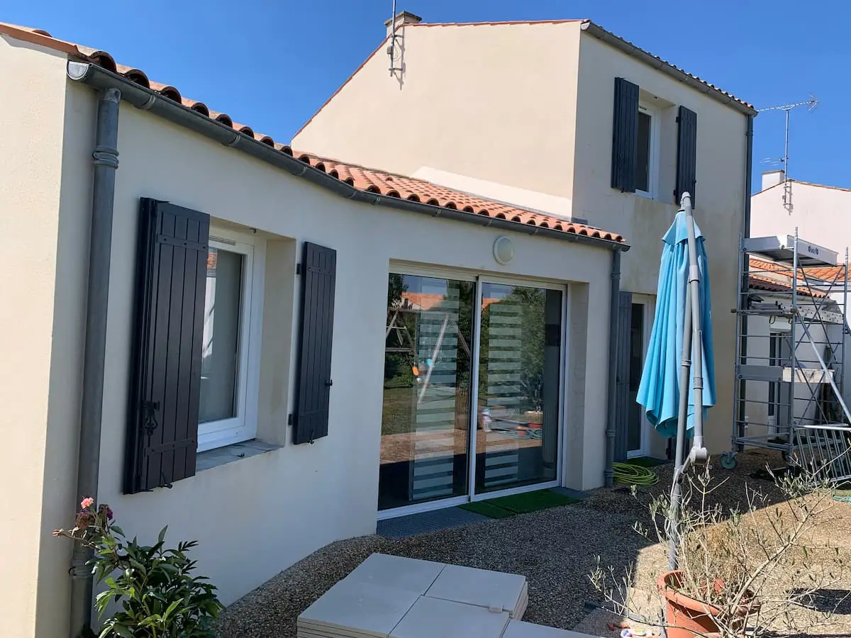 Peintre à Aytré, façade en bord de mer